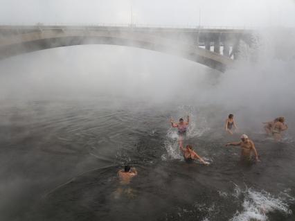 Красноярск.  Моржи из клуба `Криофил`открыли купальный сезон в Енисее.