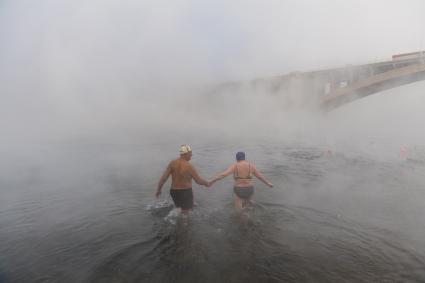 Красноярск.  Моржи из клуба `Криофил`открыли купальный сезон в Енисее.