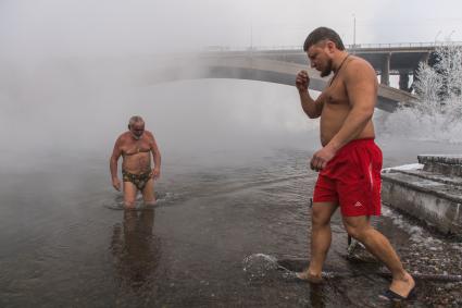 Красноярск.  Моржи из клуба `Криофил`открыли купальный сезон в Енисее.