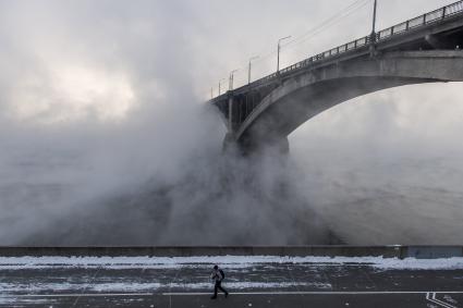 Красноярск. Коммунальный мост через Енисей.