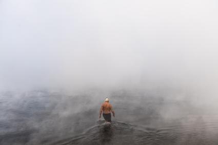 Красноярск.  Моржи из клуба `Криофил`открыли купальный сезон в Енисее.