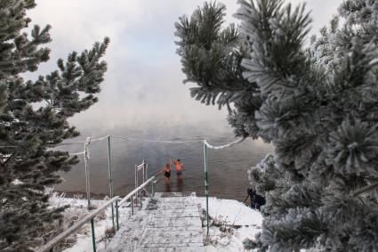 Красноярск.  Моржи из клуба `Криофил`открыли купальный сезон в Енисее.