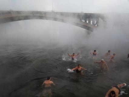 Красноярск.  Моржи из клуба `Криофил`открыли купальный сезон в Енисее.