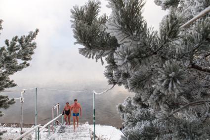 Красноярск.  Моржи из клуба `Криофил`открыли купальный сезон в Енисее.