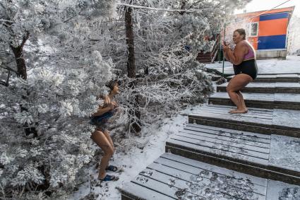 Красноярск.  Моржи из клуба `Криофил`открыли купальный сезон в Енисее.