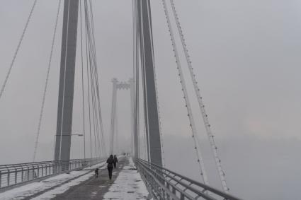 Красноярск. Виноградовский или Вантовый мост через протоку реки Енисей соединяет район Стрелки и остров Татышев.