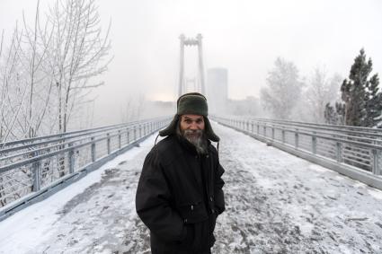 Красноярск. Виноградовский или Вантовый мост через протоку реки Енисей соединяет район Стрелки и остров Татышев.