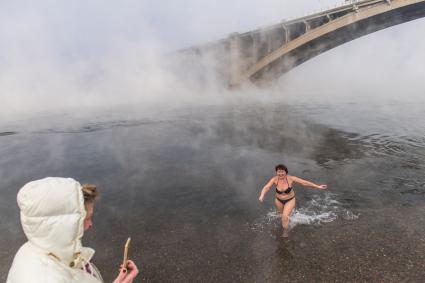 Красноярск.  Моржи из клуба `Криофил`открыли купальный сезон в Енисее.