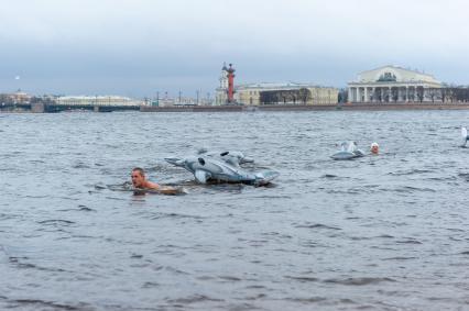 Санкт-Петербург.  На пляже Петропавловской крепости петербургские моржи устроили заплыв по Неве, отметив День Дельфинов.