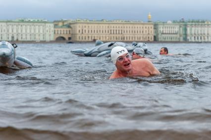 Санкт-Петербург.  На пляже Петропавловской крепости петербургские моржи устроили заплыв по Неве, отметив День Дельфинов.