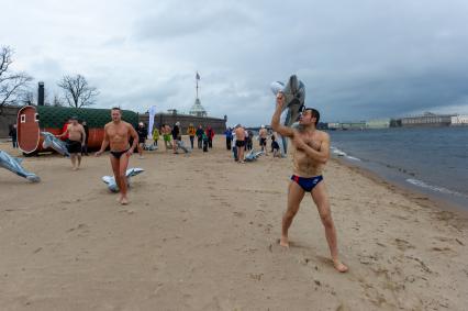 Санкт-Петербург.  На пляже Петропавловской крепости петербургские моржи устроили заплыв по Неве, отметив День Дельфинов.