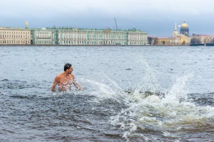 Санкт-Петербург.  На пляже Петропавловской крепости петербургские моржи устроили заплыв по Неве, отметив День Дельфинов.