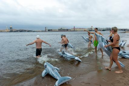 Санкт-Петербург.  На пляже Петропавловской крепости петербургские моржи устроили заплыв по Неве, отметив День Дельфинов.