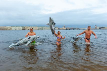 Санкт-Петербург.  На пляже Петропавловской крепости петербургские моржи устроили заплыв по Неве, отметив День Дельфинов.