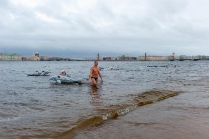 Санкт-Петербург.  На пляже Петропавловской крепости петербургские моржи устроили заплыв по Неве, отметив День Дельфинов.