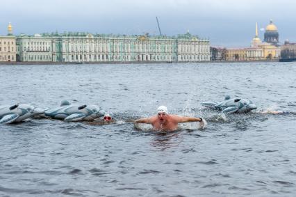 Санкт-Петербург.  На пляже Петропавловской крепости петербургские моржи устроили заплыв по Неве, отметив День Дельфинов.