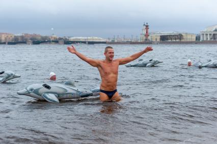 Санкт-Петербург.  На пляже Петропавловской крепости петербургские моржи устроили заплыв по Неве, отметив День Дельфинов.