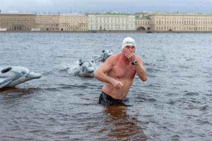 Санкт-Петербург.  На пляже Петропавловской крепости петербургские моржи устроили заплыв по Неве, отметив День Дельфинов.