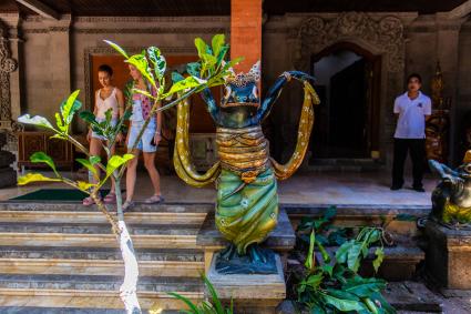 Индонезия, остров Бали. Туристы  у храма  Пура Улун Дану Батур  в провинции Гунунг-Батур.
