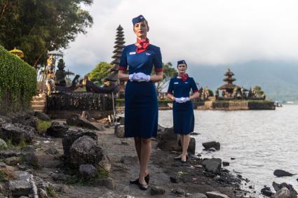 Индонезия, остров Бали. Российские стюардессы позируют у храма Пура Улун Дану.