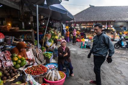 Индонезия, остров Бали. Продавщица на местном рынке.