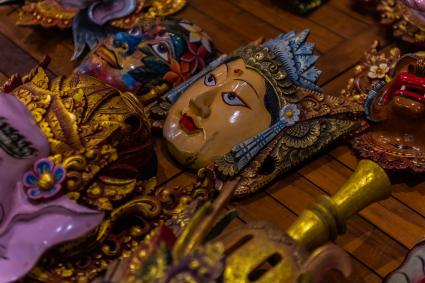 Индонезия, остров Бали. Скульптуры  храма  Пура Улун Дану Батур  в провинции Гунунг-Батур.