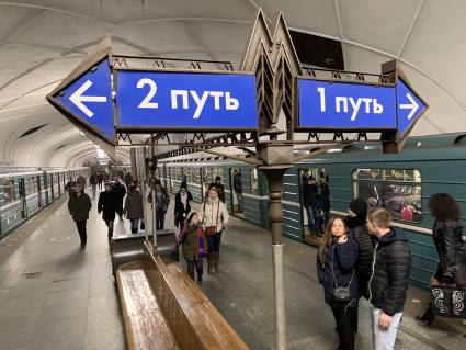 Москва.   Указатели  на станции метро `Аэропорт`.