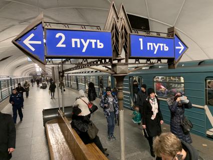 Москва.   Указатели  на станции метро `Аэропорт`.