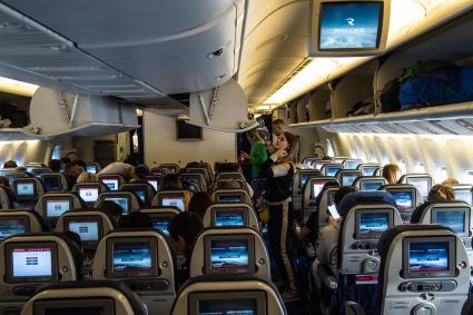 Москва. Пассажиры на борту самолета Boeing 777 авиакомпании `Россия`.