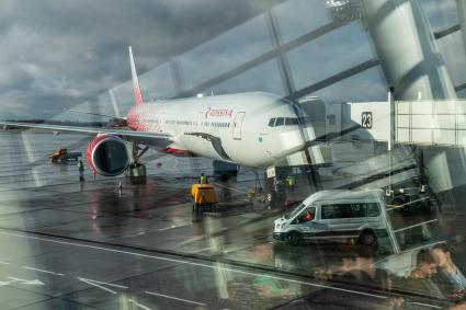 Москва. Пассажирский самолет Boeing 777 авиакомпании `Россия` в аэропорту Шереметьево.