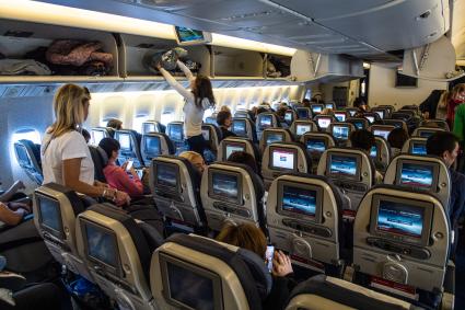 Москва. Пассажиры на борту самолета Boeing 777 авиакомпании `Россия`.
