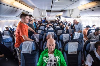Москва. Пассажиры на борту самолета Boeing 777 авиакомпании `Россия`.
