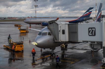 Москва. Пассажирские самолеты Airbus A320 и Airbus A330 (на втором плане) авиакомпании `Аэрофлот` в аэропорту Шереметьево.