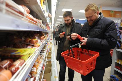 Москва. Член комитета Госдумы РФ по международным делам Виталий Милонов и корреспондент `Комсомольской правды` Роман Голованов (слева) в магазине `Пятерочка`.