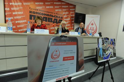 Москва. Председатель Российского Красного Креста, руководитель проекта `Я - твой донор` Раиса Лукутцова, руководитель РО РКК Московская область Евгения Морозова и координатор проекта `Я - твой донор` Сергей Бухаров (слева направо) во время пресс-конференции Российского Красного Креста на тему `Движение `Я твой донор: итоги реализации президентского гранта` в редакции `Комсомольской правды`.