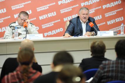 Москва. Политический обозреватель `Комсомольской правды` Александр Гришин и депутат Госдумы Константин Затулин (слева направо) на радио `Комсомольская правда`.