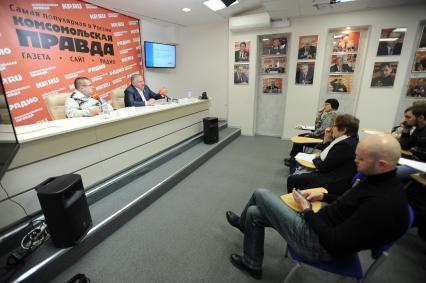Москва. Политический обозреватель `Комсомольской правды` Александр Гришин и депутат Госдумы Константин Затулин (слева направо) на радио `Комсомольская правда`.