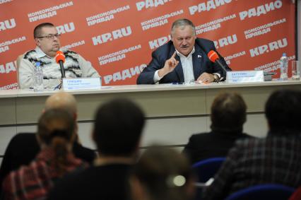 Москва. Политический обозреватель `Комсомольской правды` Александр Гришин и депутат Госдумы Константин Затулин (слева направо) на радио `Комсомольская правда`.