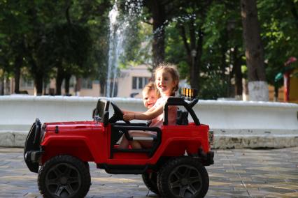 Южная Осетия, Цхинвал. Дети играют в парке.