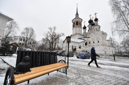 Великий Устюг. Арт-объект `Кот у батареи` на улице города.