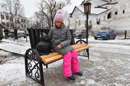 Великий Устюг. Арт-объект `Кот у батареи` на улице города.