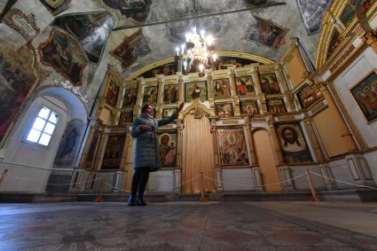 Великий Устюг.Посетители в музее древнерусского искусства.