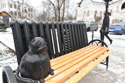 Великий Устюг. Арт-объект `Кот у батареи` на улице города.