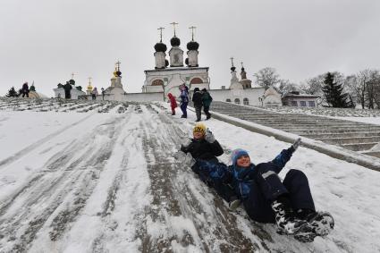 Великий Устюг. Дети катаются с горки.