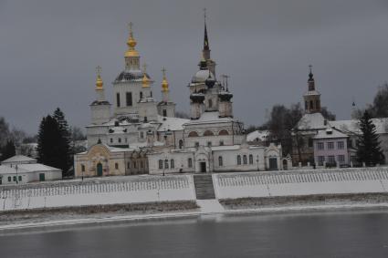 Великий Устюг.  Вид на Соборное Дворище, Успенский собор.