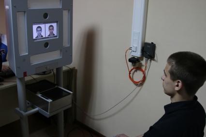 Архангельск. Призывник во время снятия биометрических данных в городском сборном пункте.