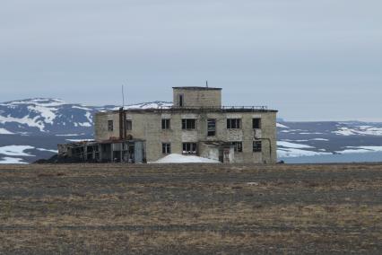 Архангельская область, архипелаг Новая Земля.  Перед уничтожением старого здания.