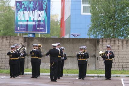 Архангельск.   На церемонии отправки призывников на службу в одном из сборных пунктов.