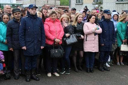 Архангельск.   Родственники призывников во время их отправления на военную службу.