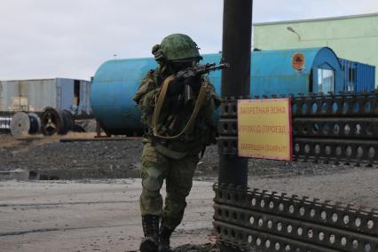 Архангельская область, архипелаг Новая Земля.  Военнослужащий во время учений.